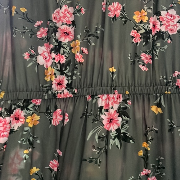 Summer dress. Cinched at waist - Picture 2 of 3